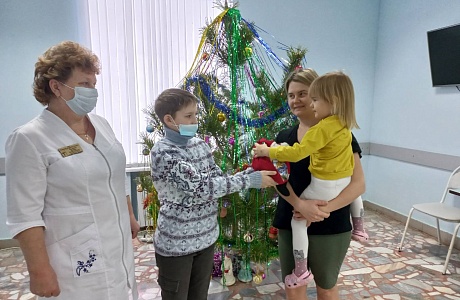 28 декабря 2021 года  учащийся 5 «а»  класса Белоусов Максим от имени всех одноклассников передал новогодний подарок в больницу.