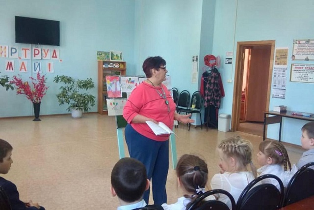 В детском секторе РДК 28 апреля прошла игровая познавательная программа, посвящённая празднику весны и труда - « Мир, труд, май » В детском секторе РДК 28 апреля прошла игровая познавательная программа, посвящённая празднику весны и труда - « Мир, труд, май »