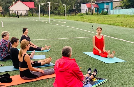 На стадионе центральный р.п.Колышлей состоялся сеанс йогатерапии