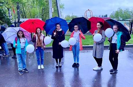 Волонтеры «Молодой Гвардии» присоединились к Всероссийской акции «Шары памяти» Волонтеры «Молодой Гвардии» присоединились к Всероссийской акции «Шары памяти»