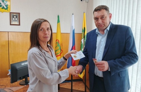 Золотой знак отличия ВФСК «ГТО» и удостоверение к нему вручен Главе Колышлейского района Максимову Михаилу Сергеевичу
