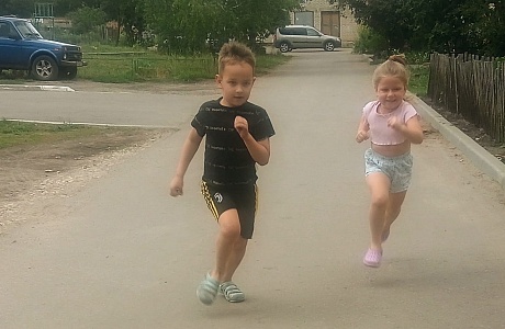 Педагоги спортивной школы продолжают реализовывать проект «Спорт во дворах» в вечернее время
