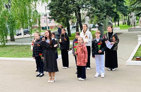 Вечернюю программу юбилейных мероприятий 9 мая 2025 года продолжила Всероссийская акция «Минута молчания»