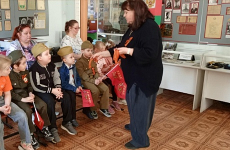 6 мая разновозрастная группаN1 (5-7лет) из детского сада "Улыбка" в преддверии дня Победы посетили краеведческий музей.