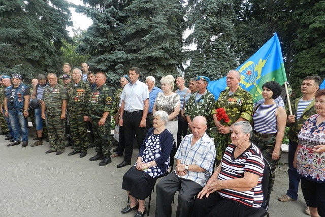 В поселке Колышлей состоялась встреча с участниками межрегионального автопробега, посвященного Дню Воздушно-десантных войск Российской Федерации и открытию мемориальной доски Дважды Герою Советского Союза Василию Афанасьевичу Глазунову