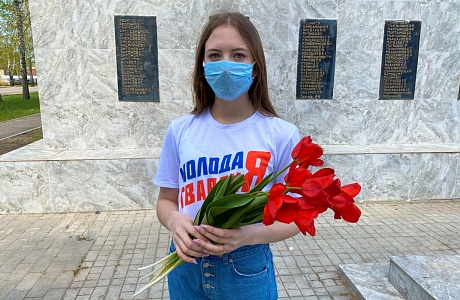 В преддверии 75-летия годовщины Великой Победы активисты Молодой Гвардии Колышлейского района пришли к мемориалу «Вечный огонь» возложить цветы в память о погибших в Великой Отечественной войне