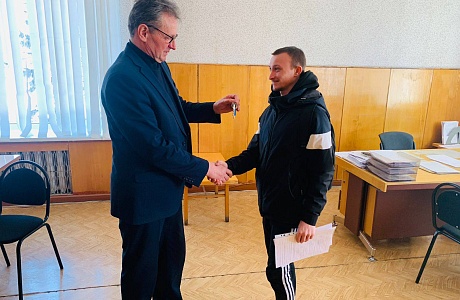 Торжественное вручение ключей от жилых помещений детям-сиротам и детям, оставшимся без попечения родителей стало доброй традицией в нашем районе Торжественное вручение ключей от жилых помещений детям-сиротам и детям, оставшимся без попечения родителей стало доброй традицией в нашем районе
