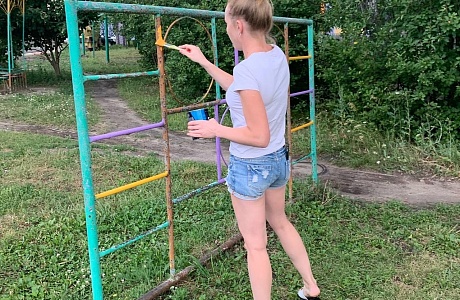 Активисты Молодежки ОНФ Колышлейского района совместно с жителями домов улицы Пензенская в рабочем посёлке Колышлей 22 июля 2021 года навели порядок на детской площадке на улице Пензенская