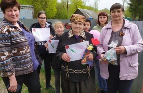 В МБУ «КЦСОН» Колышлейского района стало доброй традицией в канун празднования Великой Победы поздравлять на дому ветеранов Великой Отечественной войны и тружеников тыла