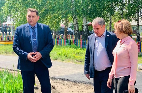 Глава администрации района Михаил Максимов с депутатом Законодательного Собрания Пензенской области Вадимом Калининым посетили детский сад "Золотой ключик Глава администрации района Михаил Максимов с депутатом Законодательного Собрания Пензенской области Вадимом Калининым посетили детский сад "Золотой ключик