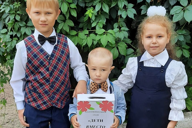 Педагоги и учащиеся ООШ с. Халтурино - филиал МОУ СОШ с. Телегино 1 сентября приняли участие в благотворительной акции «Дети вместо цветов»