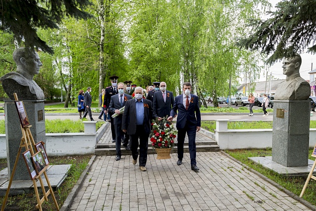 В  р.п.Колышлей 9 мая в День великой Победы состоялась церемония возложения венков и цветов к мемориалу