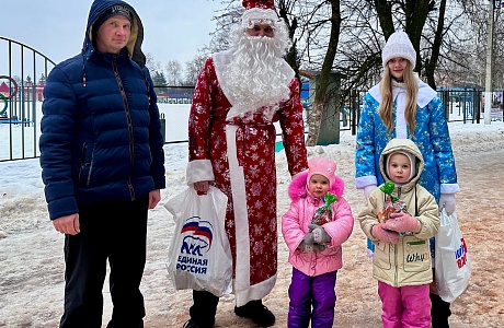 За день до Нового Года активисты «Молодой Гвардии» в костюмах Деда Мороза и Снегурочки вышли на улицы поселка Колышлей и поздравили всех жителей 