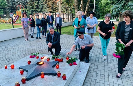 В поселке Колышлей 22 июня в 4 часа утра у мемориала погибшим колышлейцам состоялось памятное возложение цветов В поселке Колышлей 22 июня в 4 часа утра у мемориала погибшим колышлейцам состоялось памятное возложение цветов