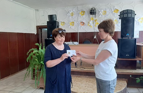 В МОУ СОШ с.Красная Горка участницам районных Фестивалей ВФСК ГТО среди взрослого населения вручены золотые знаки комплекса