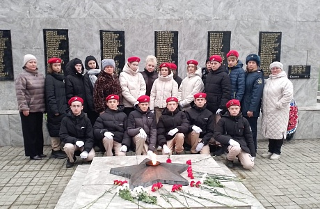 В поселке Колышлей 9 декабря в Аллее Героев состоялось возложение цветов к мемориалу погибшим колышлейцам 