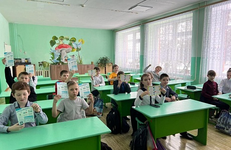 В МОУ СОШ №2 р.п. Колышлей сотрудники отделения ГИБДД напомнили школьникам о правилах перехода через дорогу, сигналах светофора и дорожной разметке