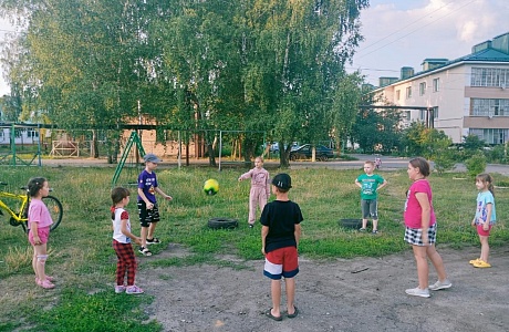 2 июля 2024 года на ул. Гагарина р.п.Колышлей тренер-преподаватель спортивной школы Балясников В.А. провёл занимательные игры с детьми