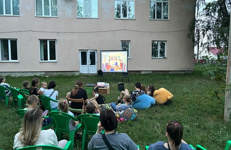 Специалисты районной библиотеки 1 августа провели очередной вечерний кинопоказ под открытым небом в рамках проекта «Смотрим кино – читаем книгу»