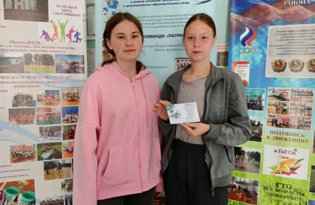 Выпускники 2025 года продолжают получать заслуженные награды ВФСК «ГТО». 