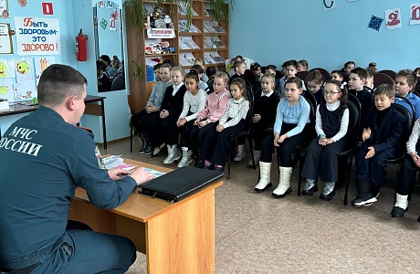 11.01.2023 года в связи с продлением зимних каникул в Районном доме культуре Колышлейского района проведена беседа учащихся МОУ СОШ №1