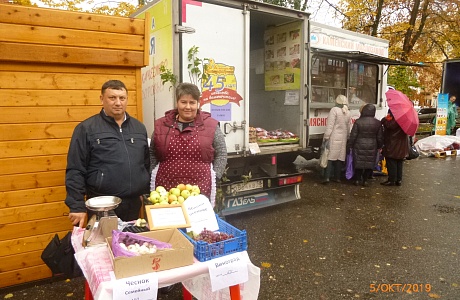      Колышлейские предприятия и главы ЛПХ приняли участие в работе сельскохозяйственной ярмарки «Дары осени», которая состоялась в г. Пензе в сквере на улице Славы в субботу 5 октября 2019 года