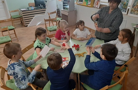 В преддверии Международного дня театра кукол в районной библиотеке  19 марта 2024 года прошел арт-урок «Приключения куколки»