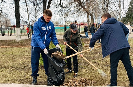 Молодогвардейцы приняли участие в благоустройстве поселка  