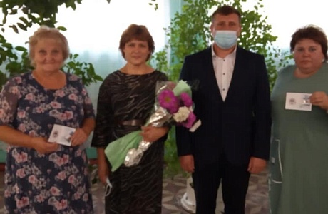 1 сентября 2021 года в МОУ СОШ с.Сумы вручены знаки ВФСК ГТО и удостоверения к ним педагогам школы