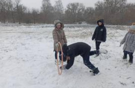 Во время зимних каникул 1 января на школьной площадке для детей начальных классов в МОУ СОШ с.Берёзовка прошла развлекательно-игровая программа «Зимние забавы». 