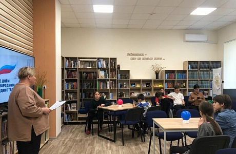 Накануне Дня народного единства, в библиотеке прошло мероприятие - колесо истории «Хоровод единства». Накануне Дня народного единства, в библиотеке прошло мероприятие - колесо истории «Хоровод единства».