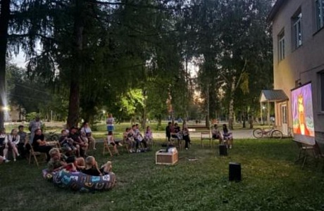 Жители поселка 11 июля посетили библиотечный кинозал под открытым небом "Смотрим кино-читаем книгу!"