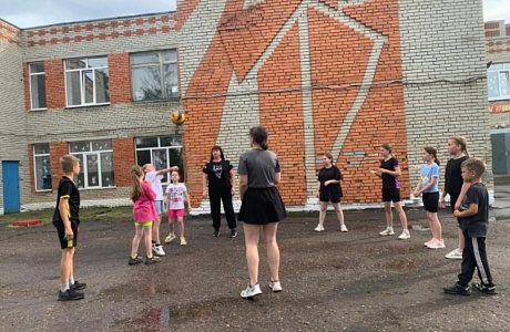 Работа в вечернее время на дворовых площадках продолжается