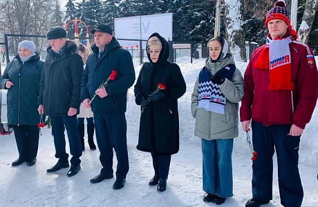 Колышлейские молодогвардейцы возложили цветы к Вечному огню