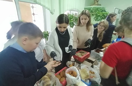 В МОУ СОШ №1 р.п.Колышлей продолжается общешкольная предновогодняя ярмарка