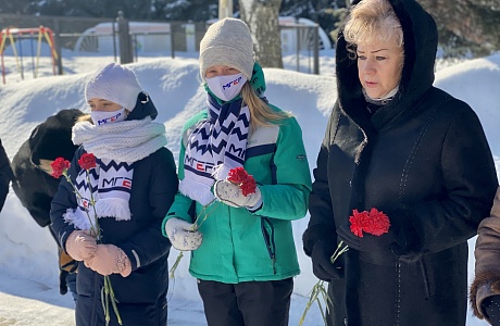 Колышлейские молодогвардейцы возложили цветы к Вечному огню Колышлейские молодогвардейцы возложили цветы к Вечному огню