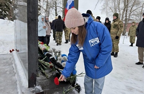 На Алее Героев поселка Колышлей 15 февраля 2026 года прошло торжественное возложение цветов к памятнику воинам-интернационалистам