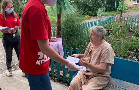 В воскресенье , 4 июля 2021 года Активисты «Молодёжка ОНФ» раздали памятки о ношении медицинских масок в посёлке Родниковский