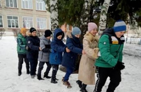 Несмотря на морозную погоду на территории МОУ СОШ с.Телегино прошла игровая программа на свежем воздухе Несмотря на морозную погоду на территории МОУ СОШ с.Телегино прошла игровая программа на свежем воздухе