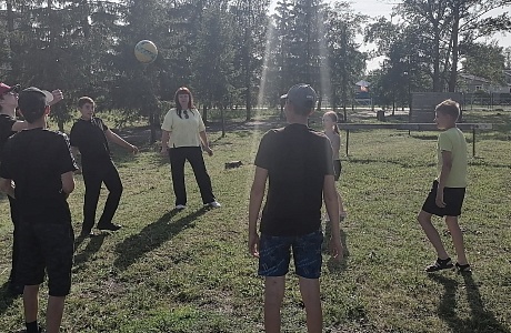 Развитие дворового спорта в условиях многофункциональной спортивной площадки на территории МОУ СОШ №2 р.п.Колышлей продолжается