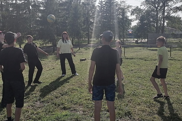 Развитие дворового спорта в условиях многофункциональной спортивной площадки на территории МОУ СОШ №2 р.п.Колышлей продолжается