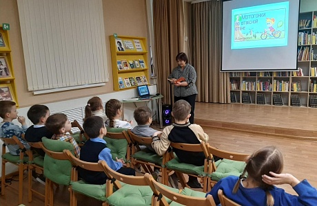В районной библиотеке в клубе «Читай-ка» 28 ноября прошел литературный час «Мастер улыбки – Виктор Драгунский»