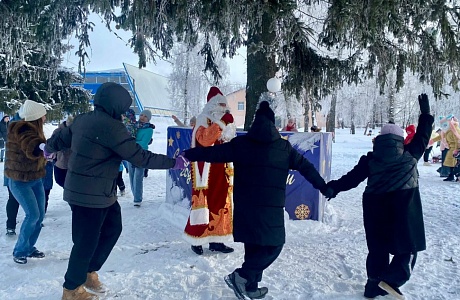 Зимний день 6 января на центральной площади Колышлея наполнился звонким смехом и праздничным настроением