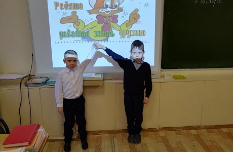 Исполнения Гимна РФ и проведения внеурочных занятий «Разговоры о важном» начался первый день новой учебной четверти 2022 – 2023 учебного года в МОУ СОШ №1 р.п.Колышлей