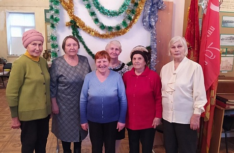 Гостей вечера "Рождества чудесные мгновенья" встречала заведующая краеведческого музея Ираида Захезина