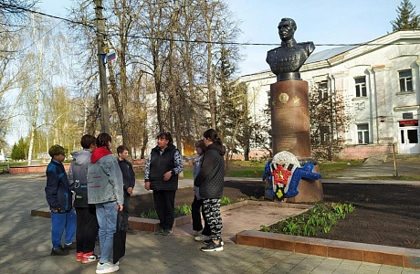 Волонтеры Победы17 апреля 2023 года собрались у памятника Василия Афанасьевича Глазунова Волонтеры Победы17 апреля 2023 года собрались у памятника Василия Афанасьевича Глазунова
