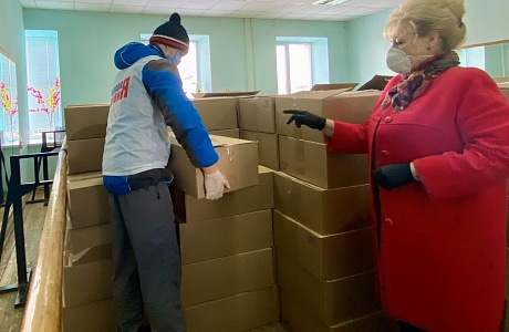 Активисты Молодой Гвардии Колышлейского района организовали раздачу продуктовых наборов малообеспеченным семьям