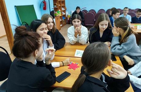 В районном Доме культуры состоялось значимое событие, приуроченное к Дню Конституции – интеллектуальная игра "Я гражданин России"