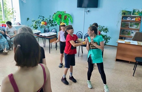 7 июня в детский сектор районного Дома культуры посетили дети из летнего оздоровительного лагеря «Малыш’ОК» МОУ СОШ №2 7 июня в детский сектор районного Дома культуры посетили дети из летнего оздоровительного лагеря «Малыш’ОК» МОУ СОШ №2
