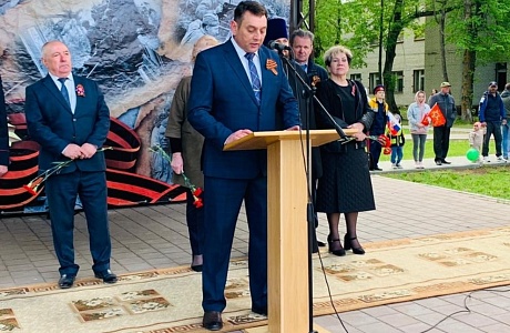 В день празднования Великой Победы 9 мая 2023 года колышлейцы собрались на центральной площади поселка на торжественное мероприятие В день празднования Великой Победы 9 мая 2023 года колышлейцы собрались на центральной площади поселка на торжественное мероприятие